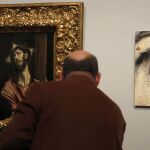 Dos hombres observan unas de las obras de El Greco expuestas en el Museo Thyssen-Bornemisza