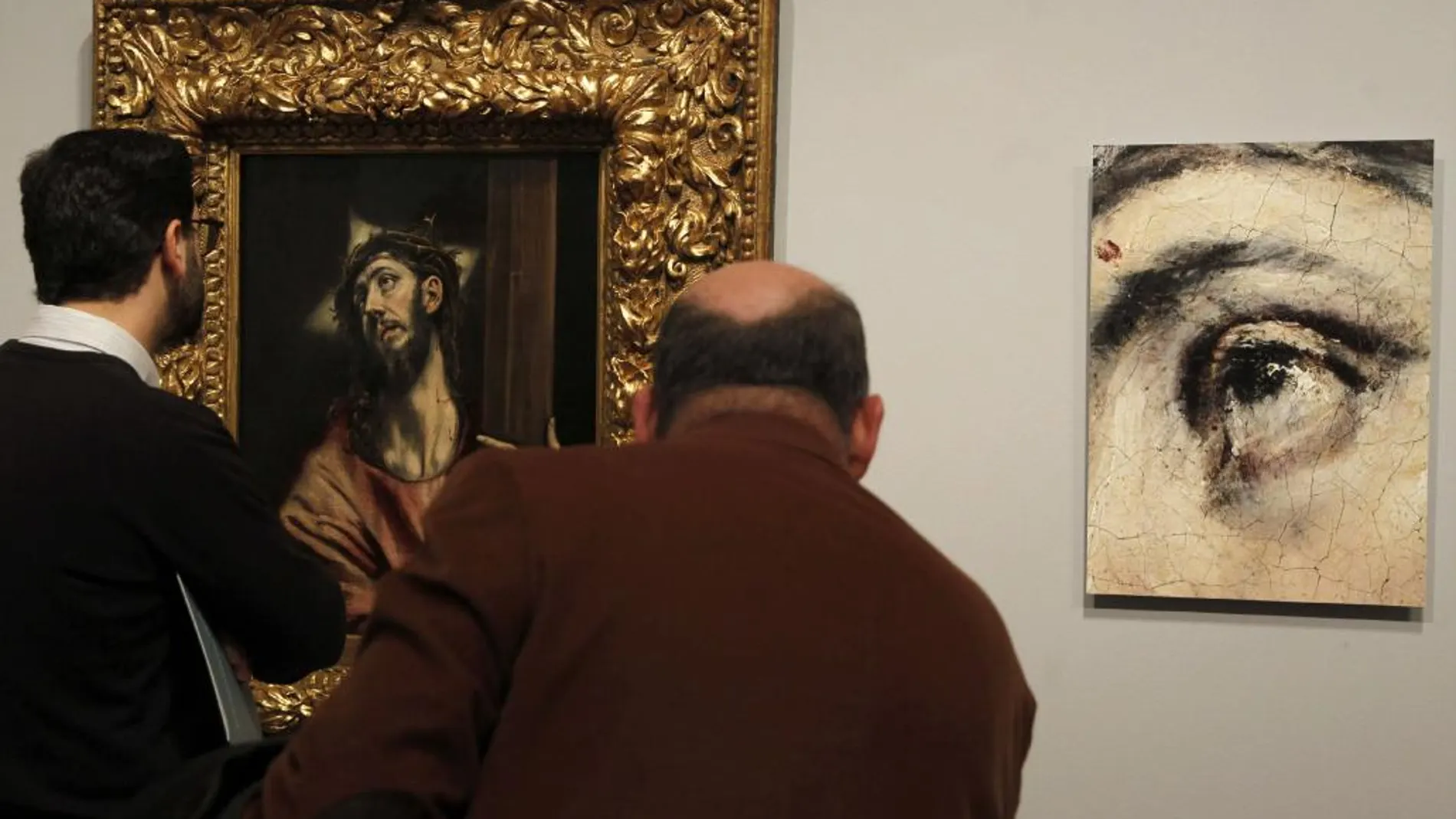 Dos hombres observan unas de las obras de El Greco expuestas en el Museo Thyssen-Bornemisza