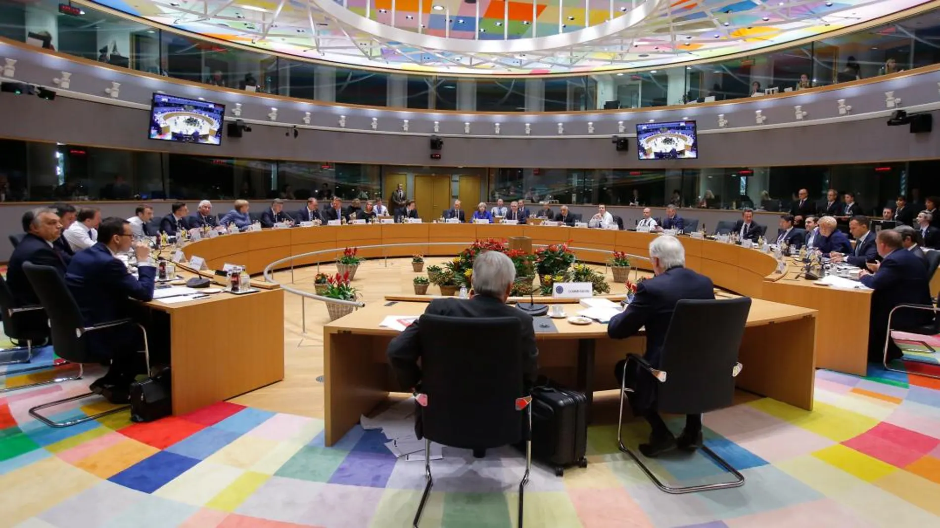 La primera ministra británica, en el centro, junto al resto de líderes de la Unión Europea hoy en Bruselas. Efe