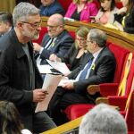 Carles Riera, en primer plano, y Quim Torra, en segundo, durante una sesión parlamentaria