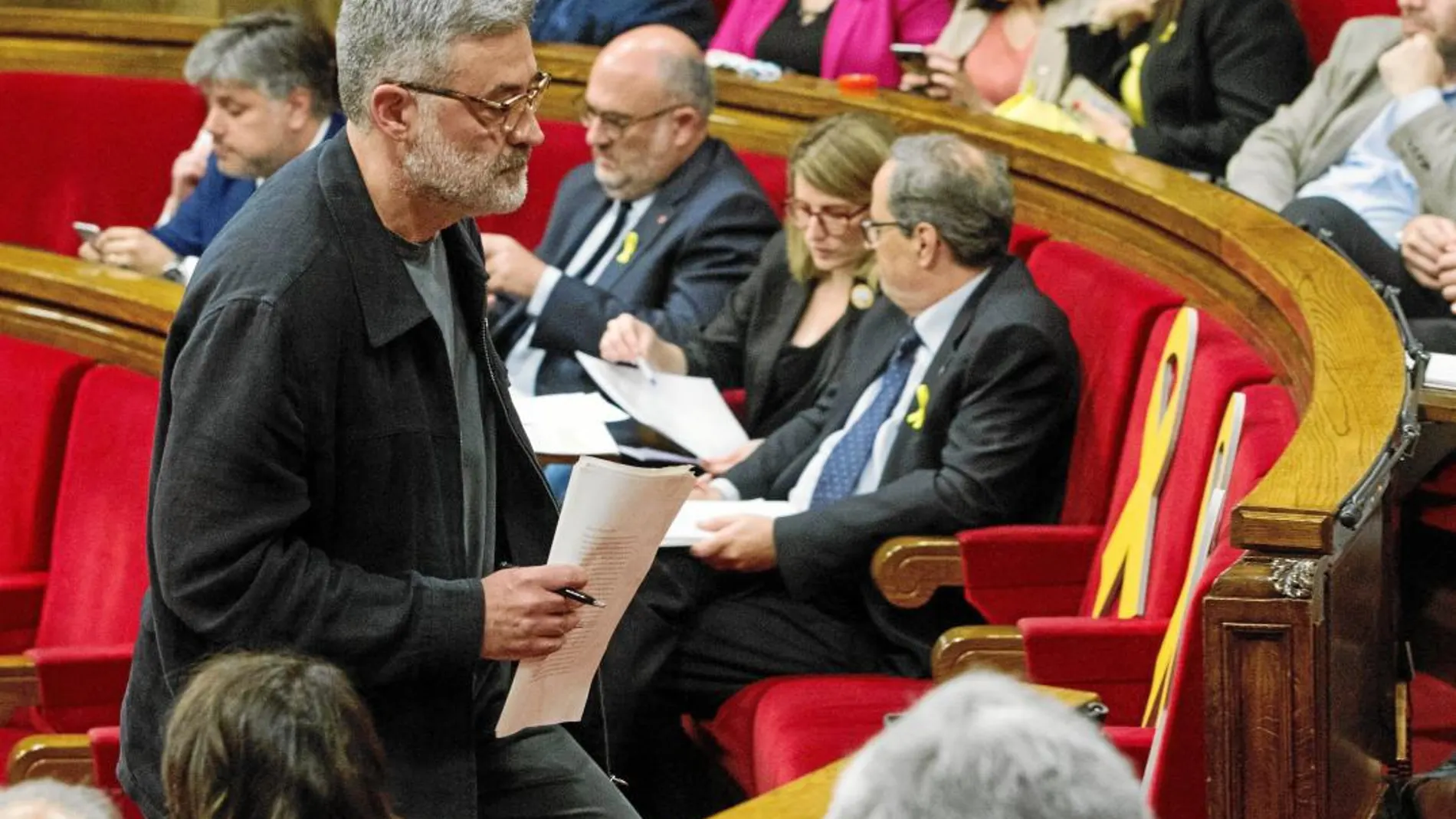 Carles Riera, en primer plano, y Quim Torra, en segundo, durante una sesión parlamentaria