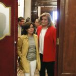 La vicepresidenta del Gobierno, Soraya Saénz de Santamaría,iz. y la ministra de Empleo, Fátima Báñez, en los pasillos del Congreso de los Diputados.