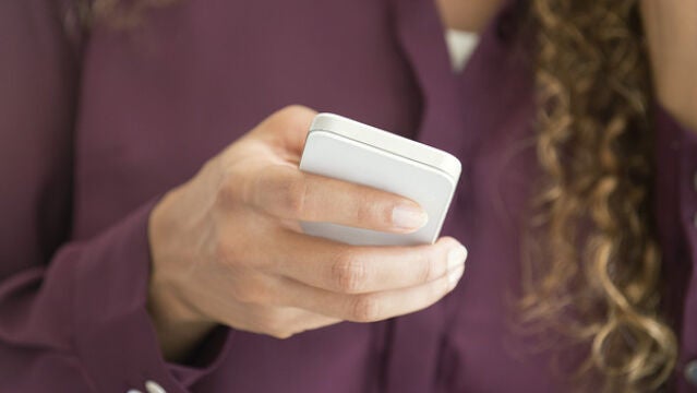 Piden 7 años de cárcel para un joven que regaló a su novia un móvil con una «app» espía