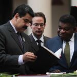 El presidente de Venezuela Nicolás Maduro (i) y a Martin Chungong (d) de la Unión Parlamentaria Mundial en Caracas