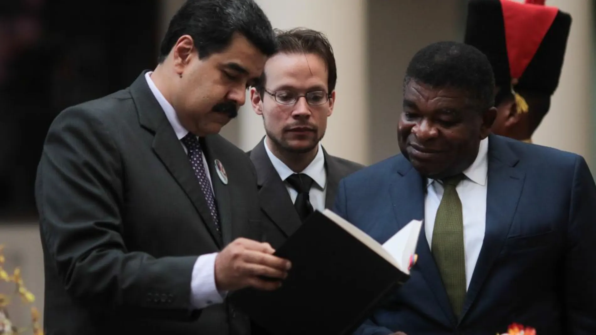 El presidente de Venezuela Nicolás Maduro (i) y a Martin Chungong (d) de la Unión Parlamentaria Mundial en Caracas