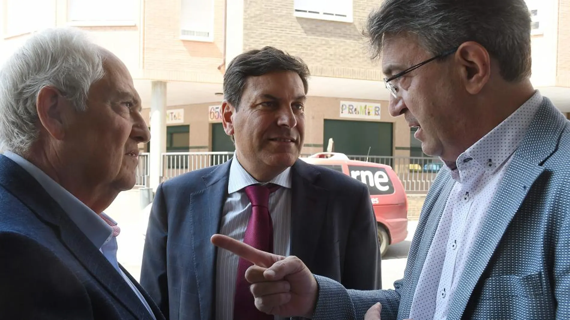 Fernández Carriedo conversa con Martínez Majo y con Guillermo García, antes de clausurar el Foro de Sociedades Laborales en León