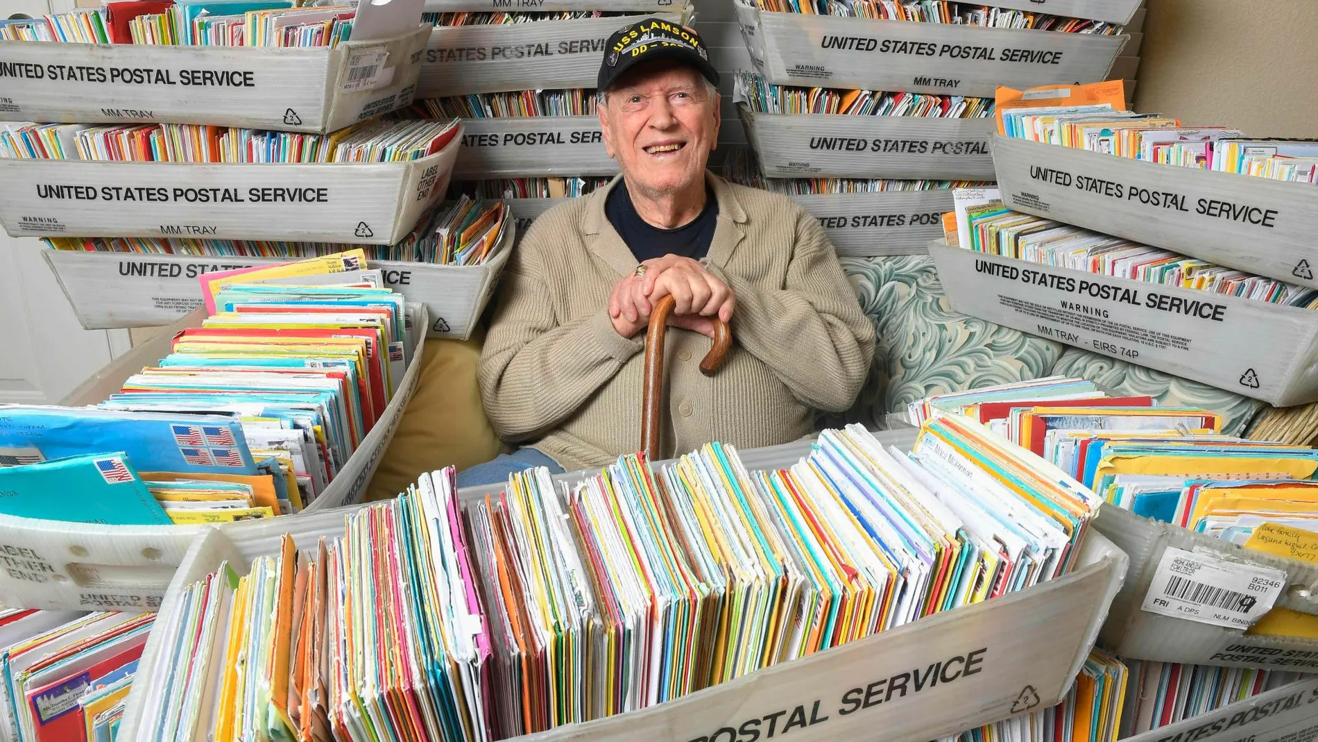 El veterano de la II Guerra Mundial Duane Sherman posa con una parte de todas las tarjetas que recibió