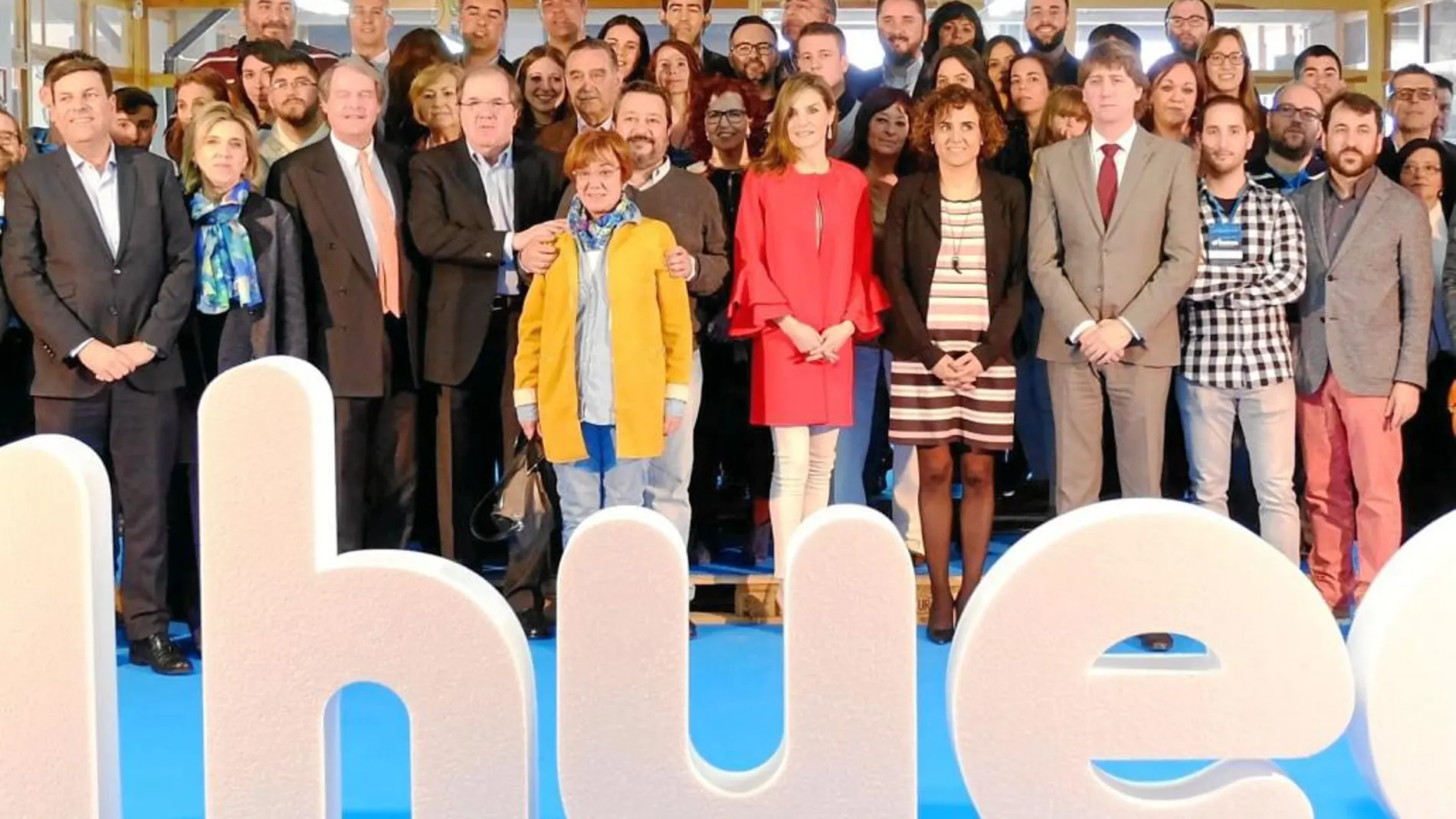 La Reina Letizia visita «El Hueco» junto al presidente Juan Vicente Herrera, María José Salgueiro, Fernández Carriedo, Dolors Monserrat, Carlos Martínez y los trabajodores del centro