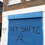 Pintadas en la fachada de la galería realizadas por los radicales