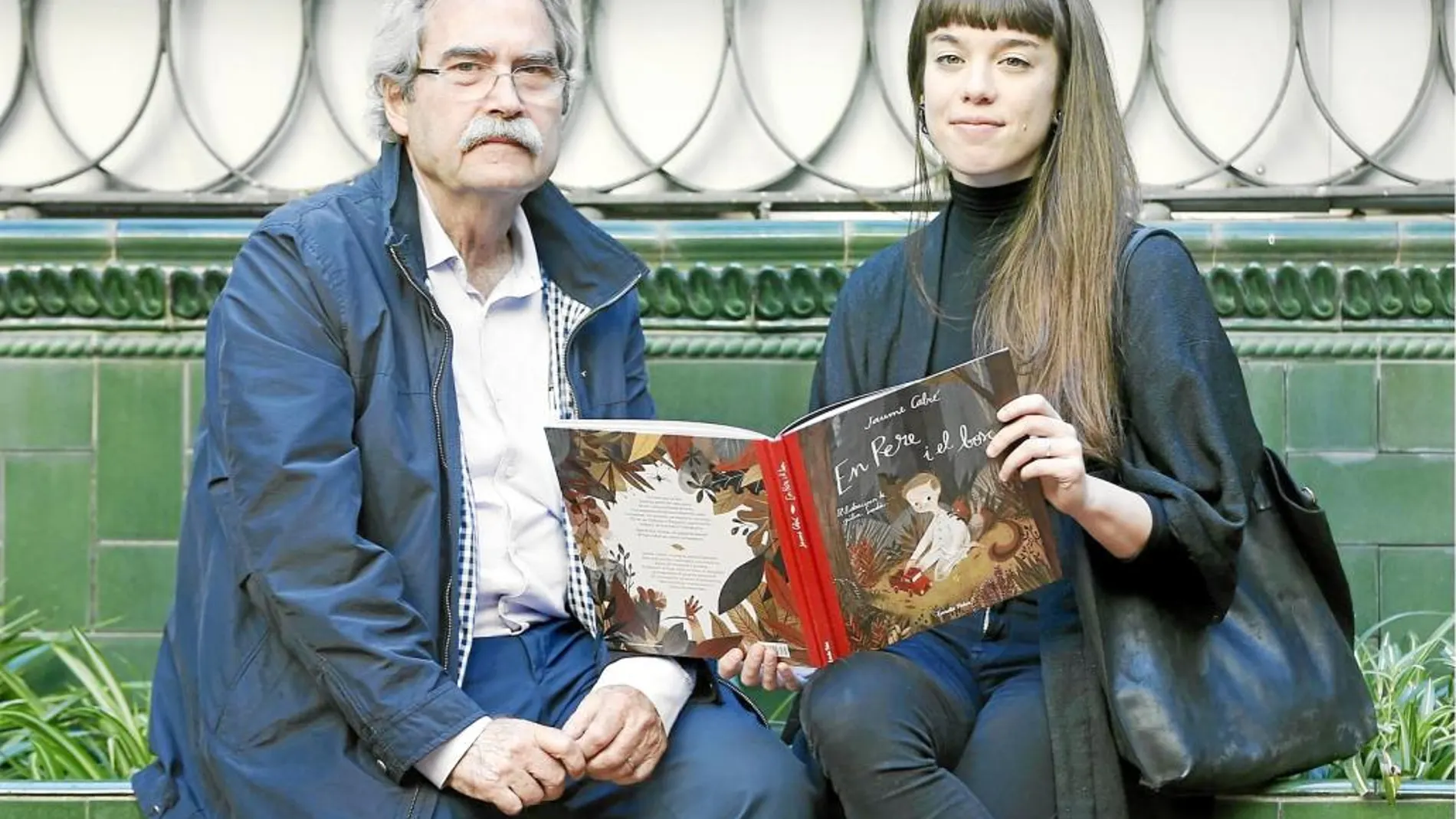 El escritor y la ilustradora. Jaume Cabré y Júlia Sardà, ayer, durante la presentación de «Pedro y el bosque»