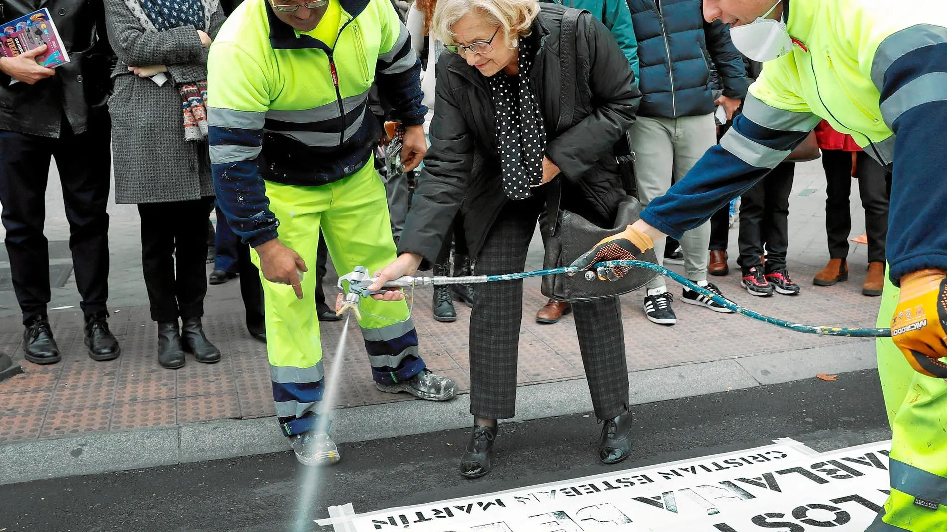 La alcaldesa, ayer, frente al Palacio de Cibeles, en un acto con el que cerró la campaña «Versos al Paso», con más de 1.000 versos inscritos en los pasos de cebra de la capital / Efe