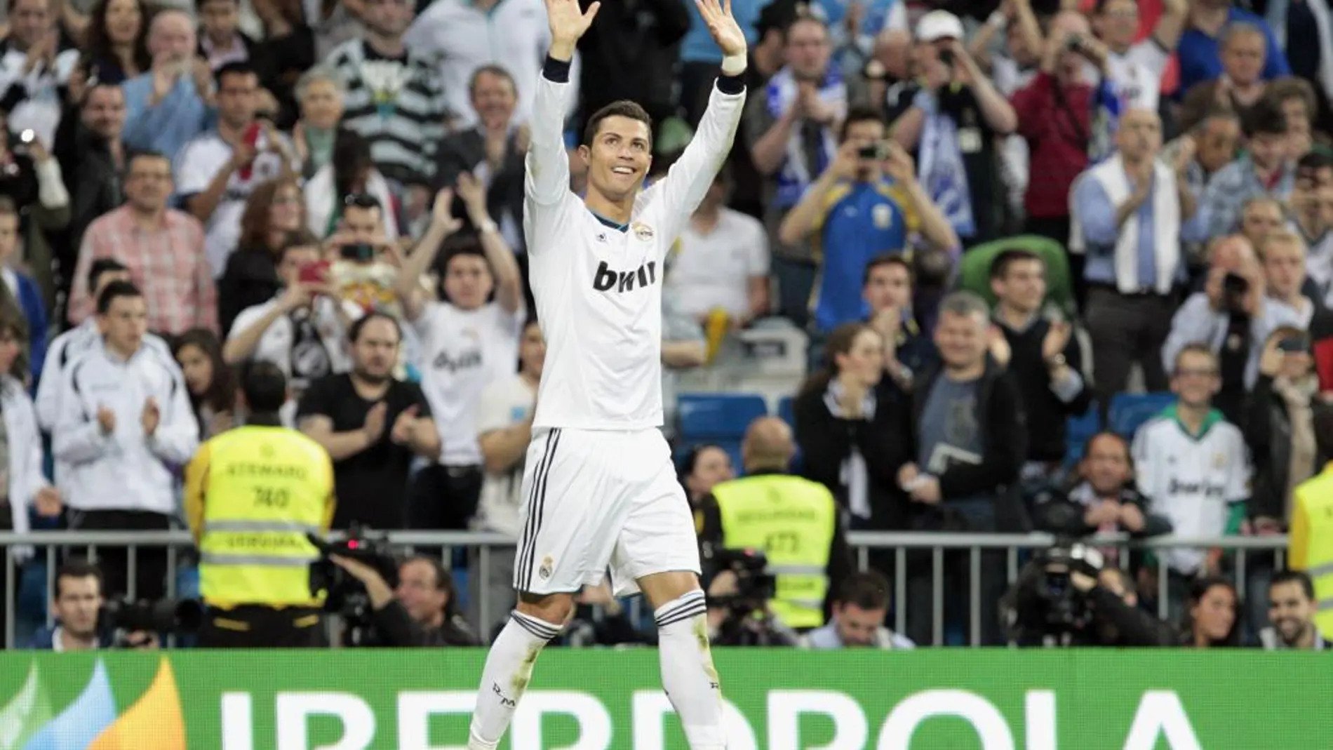 El delantero portugués del Real Madrid Cristiano Ronaldo celebra el gol conseguido ante el Real Valladolid, cuarto para el conjunto blanco