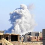 Columnas de humo en Ramadi (Irak) tras un ataque de EE UU contra posiciones del EI