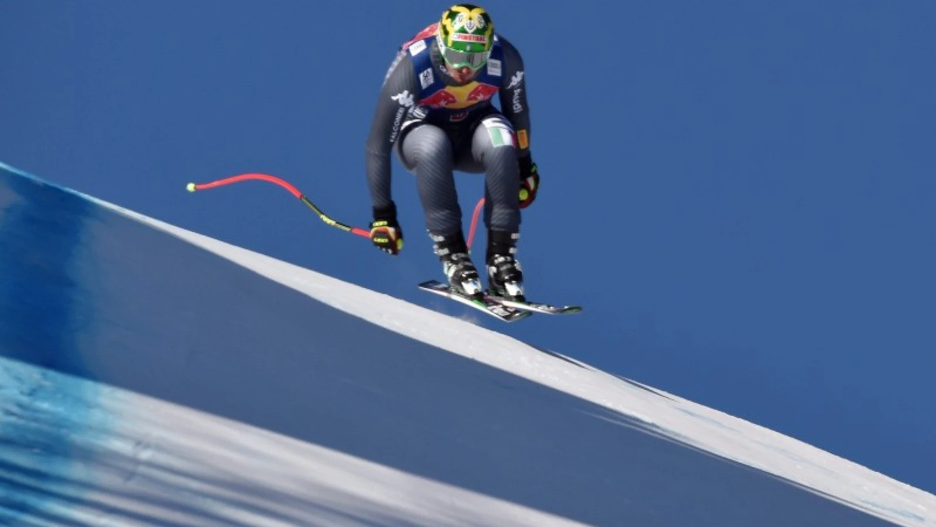 Dominik Paris volando en el descenso de Kitzbuehel