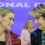 Esperanza Aguirre conversa con Cristina Cifuentes durante la reunión de la Junta Directiva del PP de Madrid