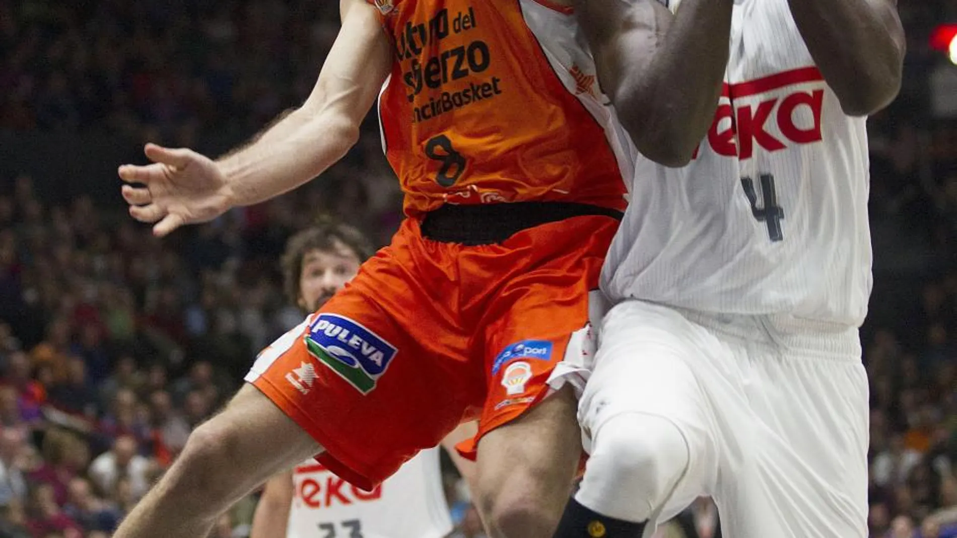 El base del Valencia Basket Antoine Diot (i) y el ala pívot del Real Madrid Maurice Ndour durante el partido de la jornada 21 de la liga ACB de baloncesto