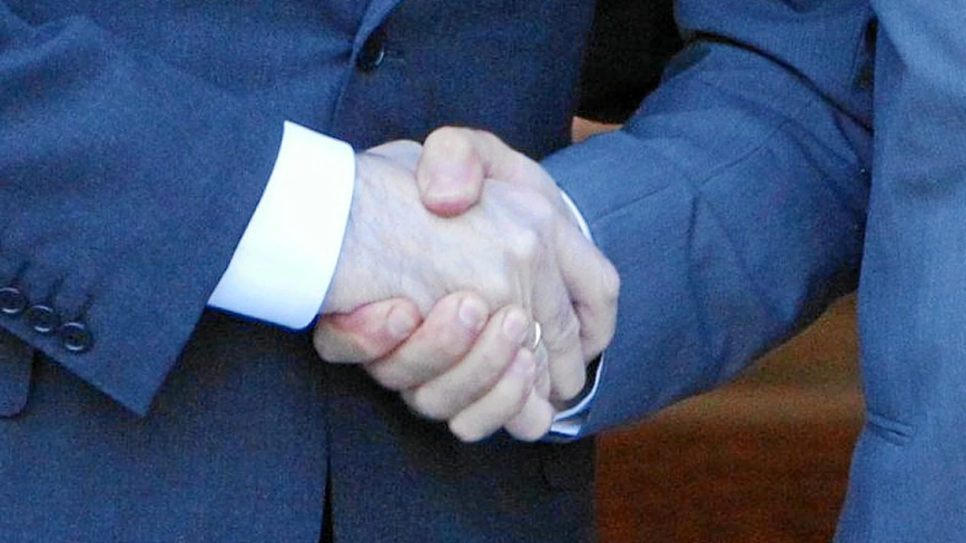 Apretón de manos entre Mariano Rajoy y Javier Fernández el pasado mes de octubre