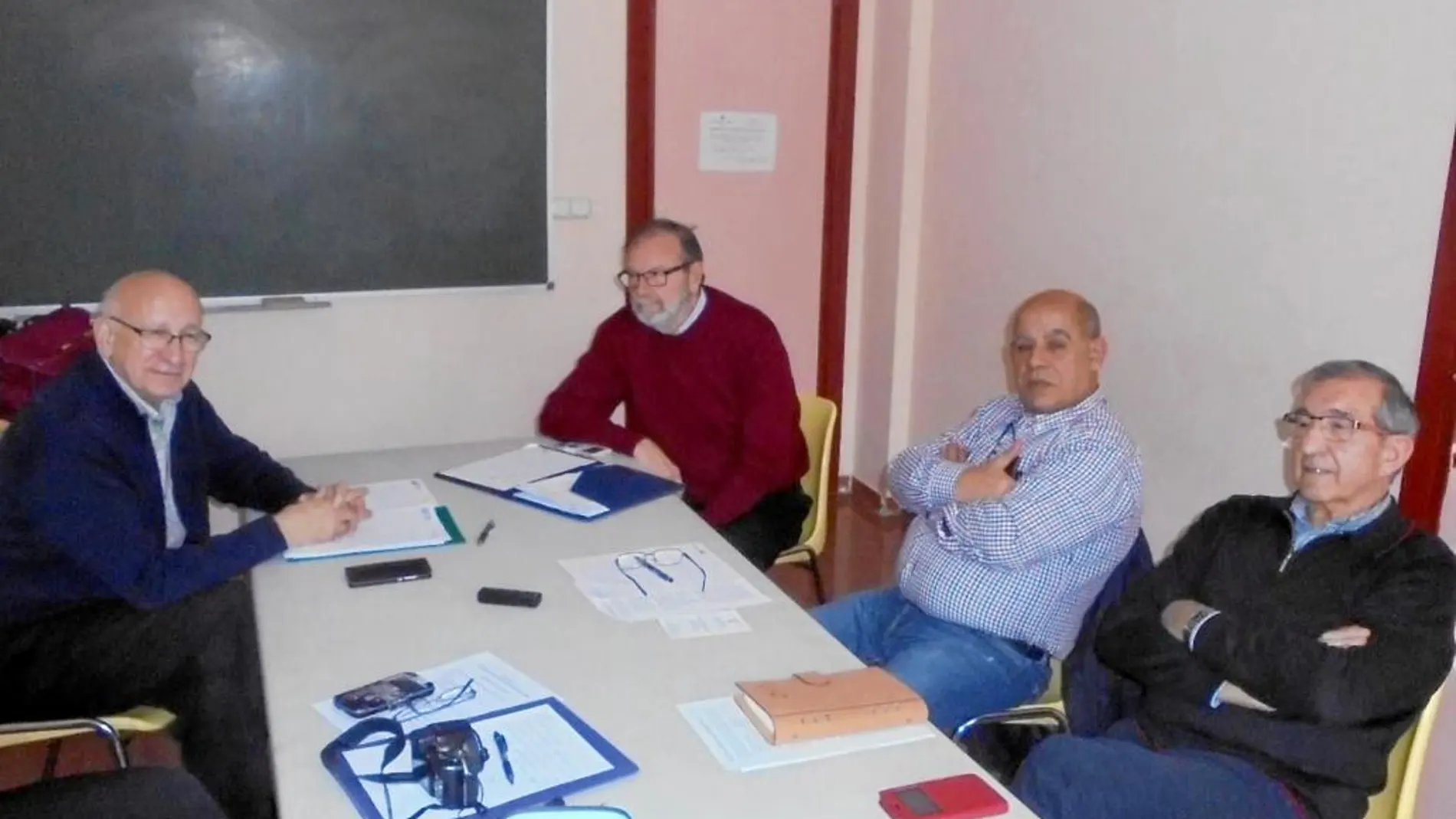 De izquierda a derecha, Francisco Carracedo (presidente de UDP Valladolid); Alberto Ariño (vicepresidente de la Asociación Conde Ansúrez); Jacinto Ainse (Asociación Nuestra Señora de los Olvidos del Barrio España) y Andrés Manso (Asociación de Trabajadores Pasivos afiliados a UGT)