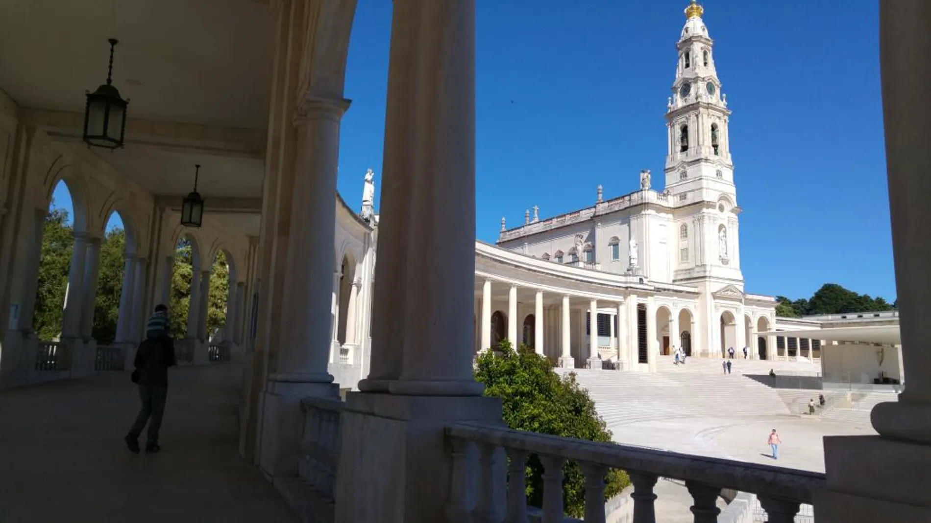 Vista lateral de la gran basílica, culminada por una gran corona de bronce