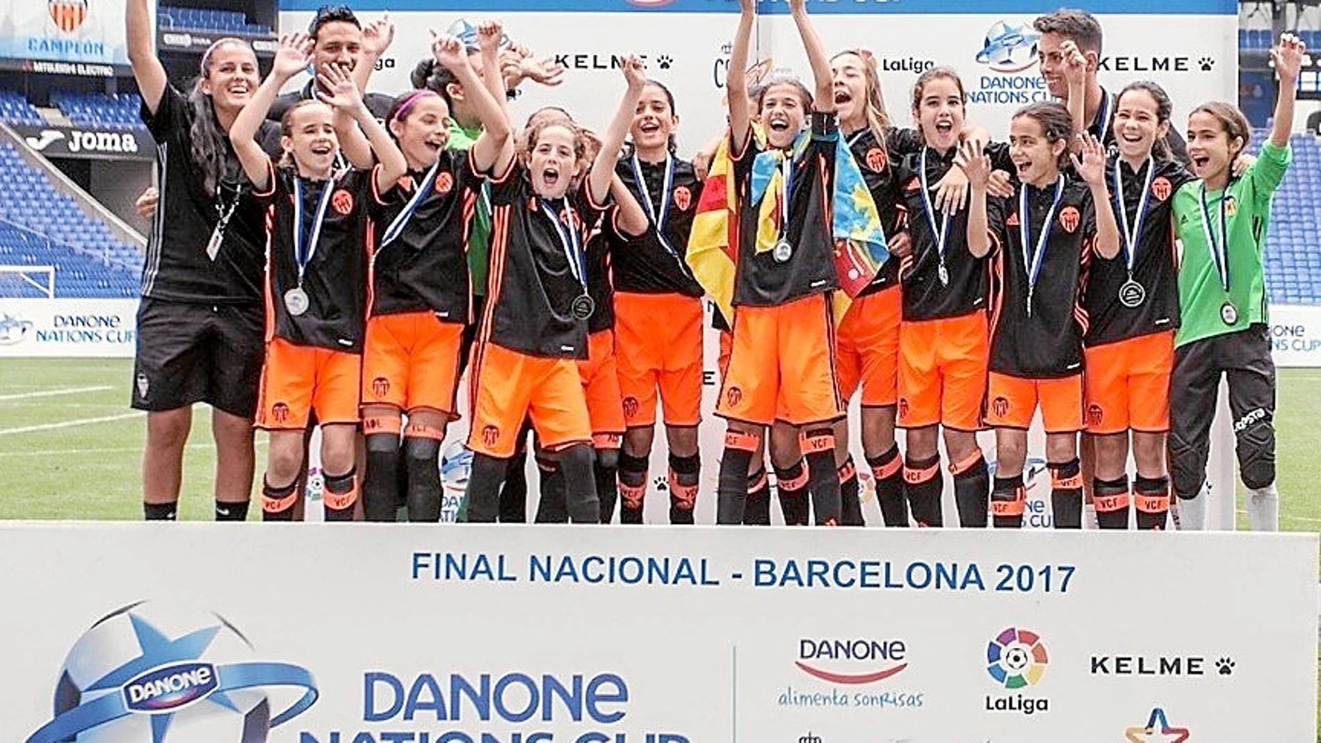 Las chicas del Valencia, triunfadoras. Por primera vez se incluyó el torneo femenino, y el Valencia venció al Espanyol por 3-2