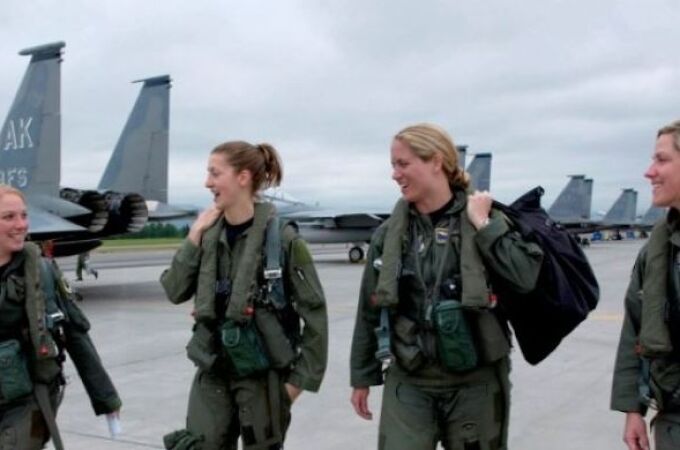 Mujeres soldado vestidas con sus uniformes militares