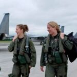 Mujeres soldado vestidas con sus uniformes militares