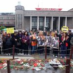 Un grupo de mujeres muestra fotografías de víctimas del atentado en un acto de recuerdo a las víctimas en Ankara