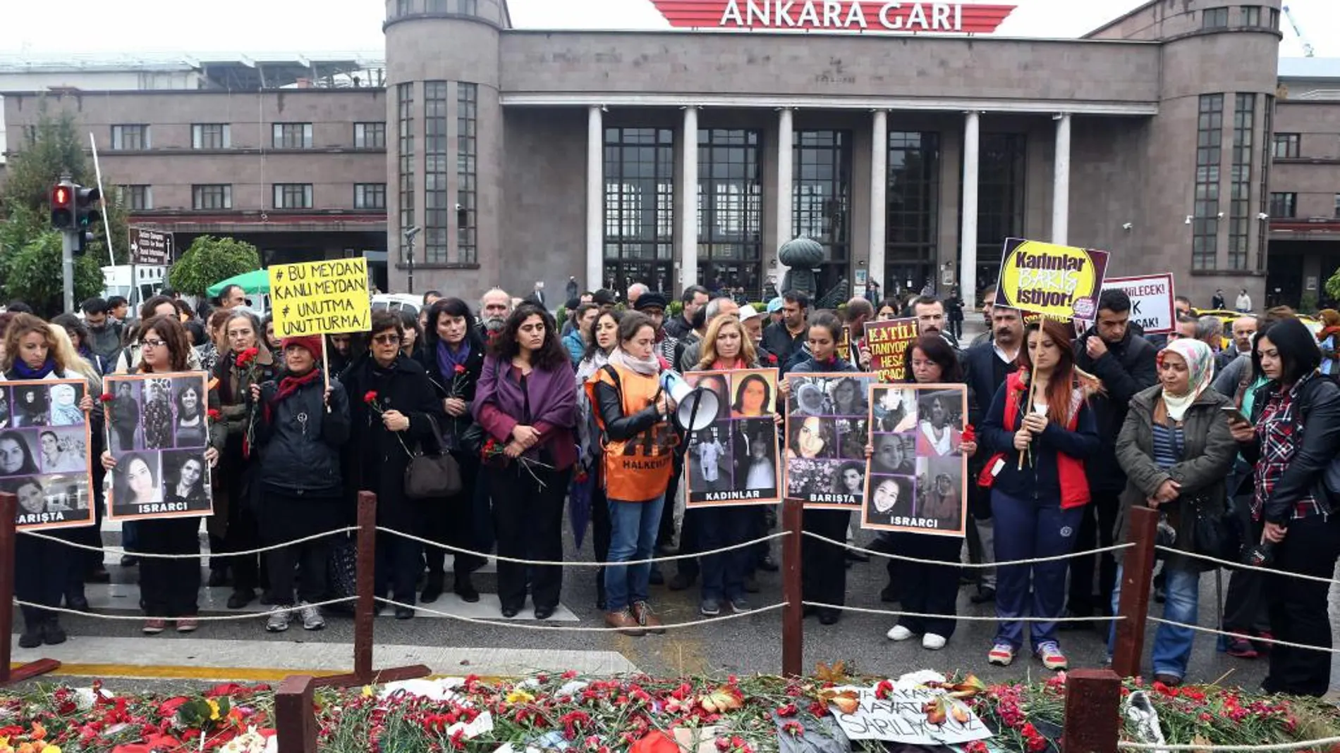 Un grupo de mujeres muestra fotografías de víctimas del atentado en un acto de recuerdo a las víctimas en Ankara
