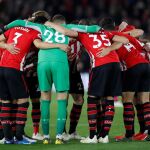 Los jugadores del Southampton se animan antes de un partido contra el Liverpool