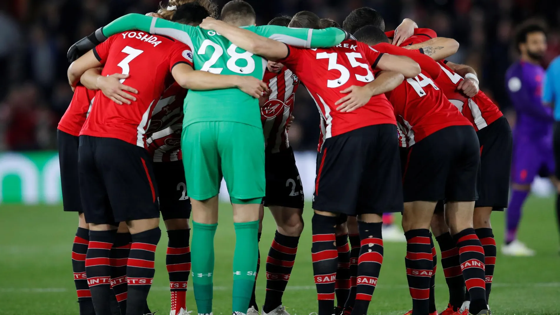 Los jugadores del Southampton se animan antes de un partido contra el Liverpool