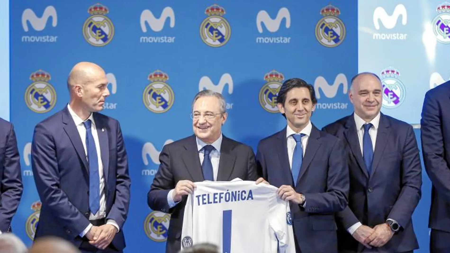 Florentino Pérez y José María Álvarez-Pallete, presidentes del Real Madrid y Telefónica; Zinedine Zidane, Pablo Laso, Sergio Ramos y Felipe Reyes, en el acto de ayer en el Bernabéu