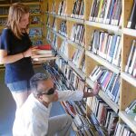 Un bibliotecario aconseja a una joven usuaria del bibliobús en la localidad vallisoletana de Olivares de Duero, sobre qué libro puede llevarse