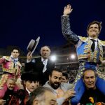 El Juli (d), que cortó tres orejas, y Lopez Simón (i) que cortó dos a su segundo toro, indultado, junto al mayoral de la ganadería Domino Hernandez, salen a hombros de la Plaza de Toros de València.