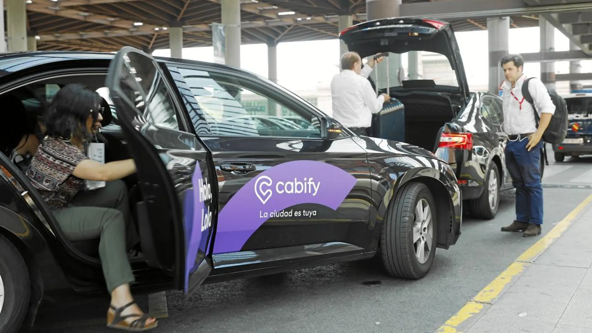 Un vehículo de Cabify realizando un servicio frente a la estación de Atocha, en Madrid