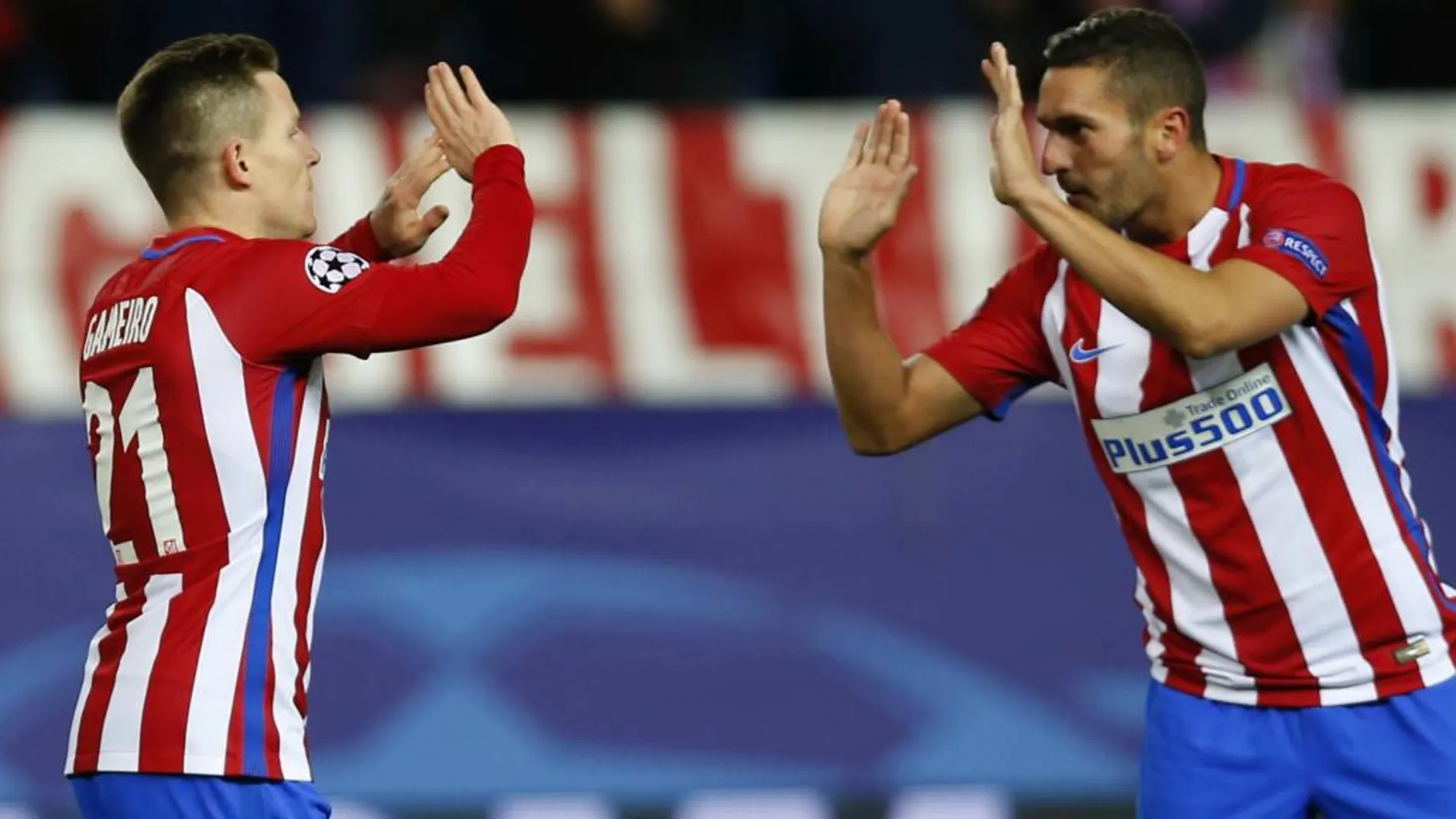 Gameiro celebra el gol con Koke