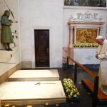 El Papa Francisco reza frente a las tumbas de los dos pastorcillos Jacinta y Francisco