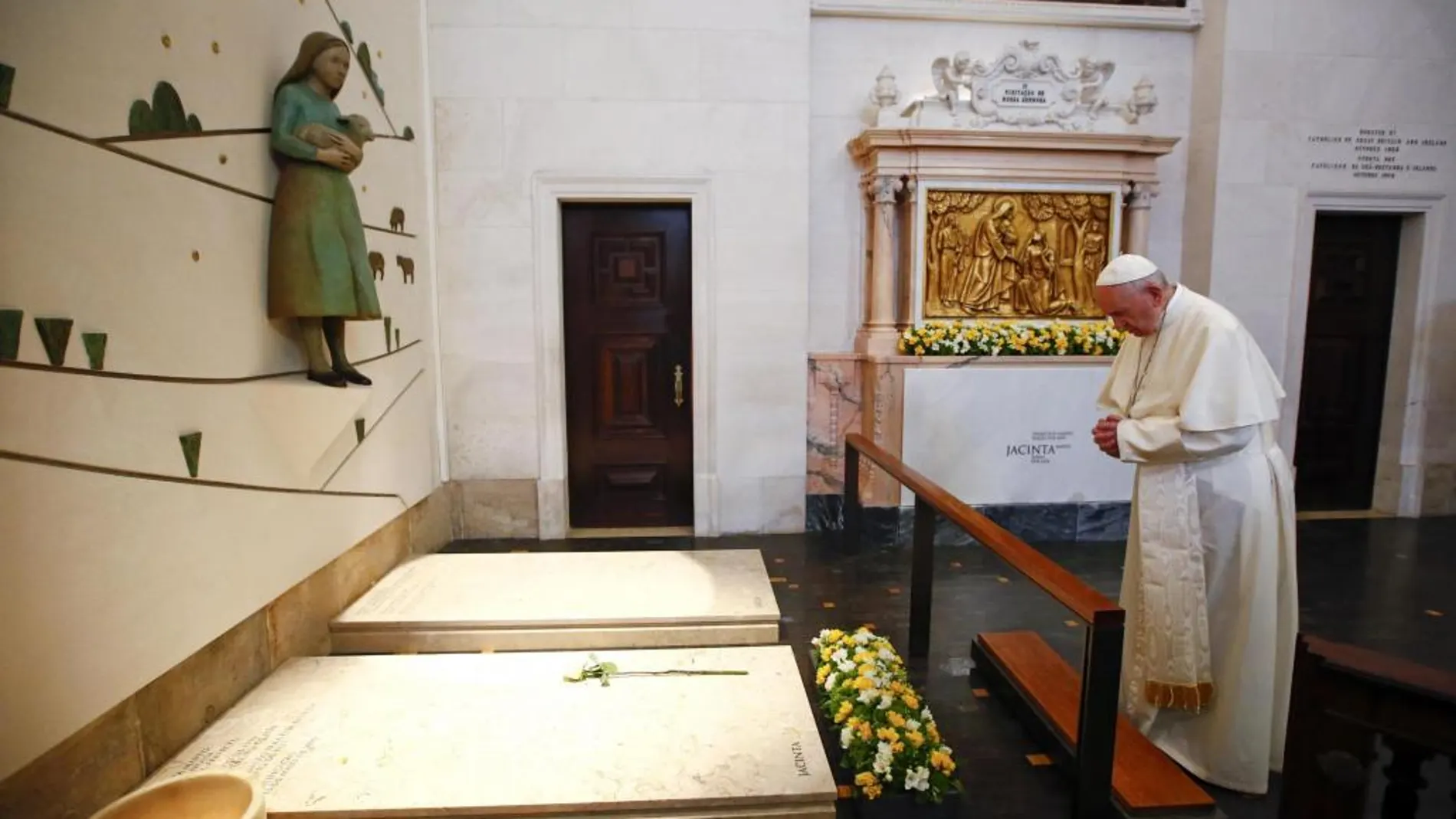 El Papa Francisco reza frente a las tumbas de los dos pastorcillos Jacinta y Francisco