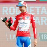 Molard, en el podio con el maillot rojo y la mascota de la Vuelta en la mano