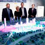 La alcaldesa de Madrid Manuela Carmena y el ministro de Fomento José Luis Ábalos (i), durante la presentación de la maqueta del proyecto Madrid Nuevo Norte