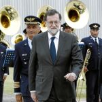 El presidente del Gobierno, Mariano Rajoy, a su llegada el martes a Uruguay, junto al viceministro de Relaciones Exteriores del país, José Luis Cancela
