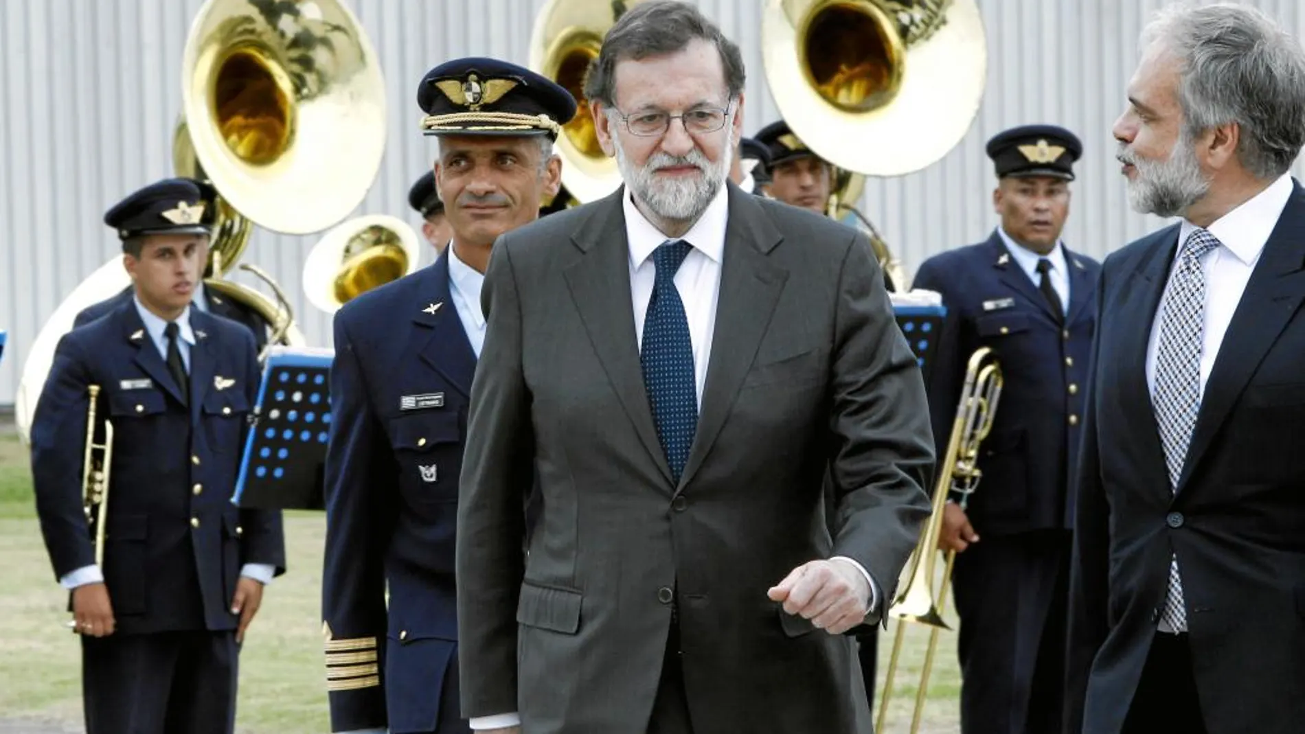 El presidente del Gobierno, Mariano Rajoy, a su llegada el martes a Uruguay, junto al viceministro de Relaciones Exteriores del país, José Luis Cancela