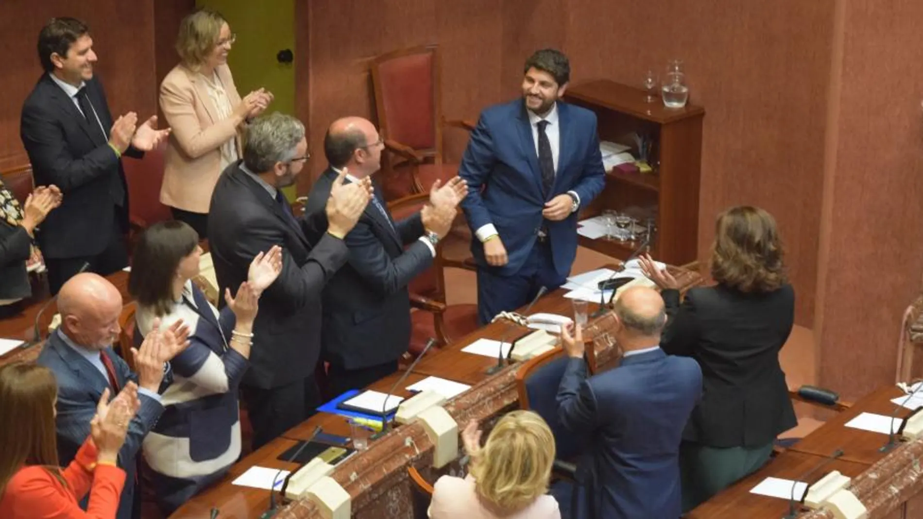 Fernando López Miras recibió el aplauso de todo el Grupo Parlamentario Popular tras ser proclamado nuevo presidente de la Región