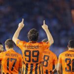 El delantero argentino del Shakhtar Donetsk Gustavo Blanco celebra su gol, primero para su equipo durante el partido de ida de dieciseisavos de final de la Liga Europa contra el Celta de Vigo