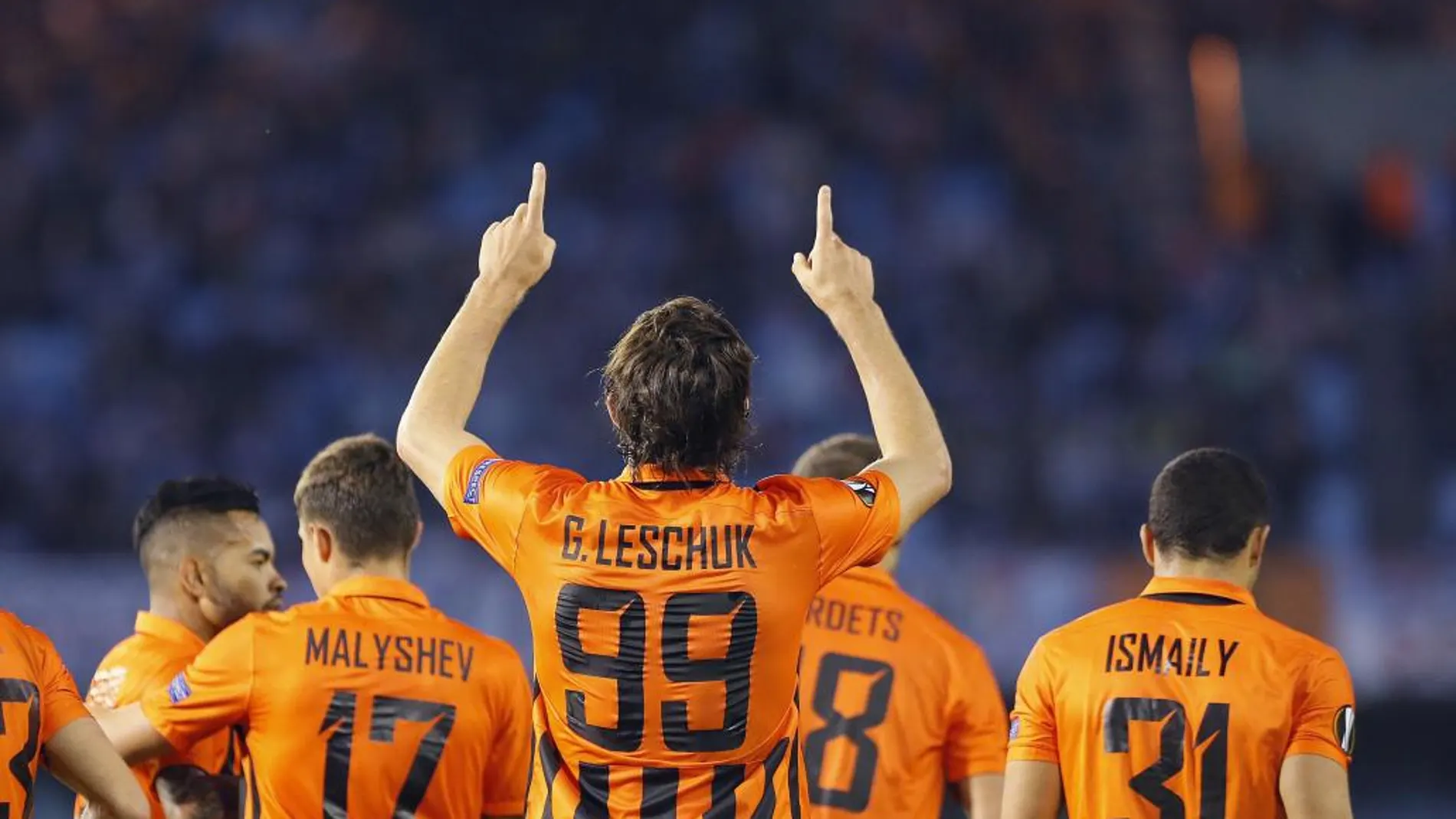 El delantero argentino del Shakhtar Donetsk Gustavo Blanco celebra su gol, primero para su equipo durante el partido de ida de dieciseisavos de final de la Liga Europa contra el Celta de Vigo