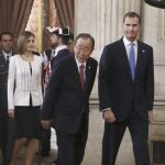 Los Reyes junto al secretario general de Naciones Unidas, Ban Ki-moon a su entrada al Salón de Columnas del Palacio Real