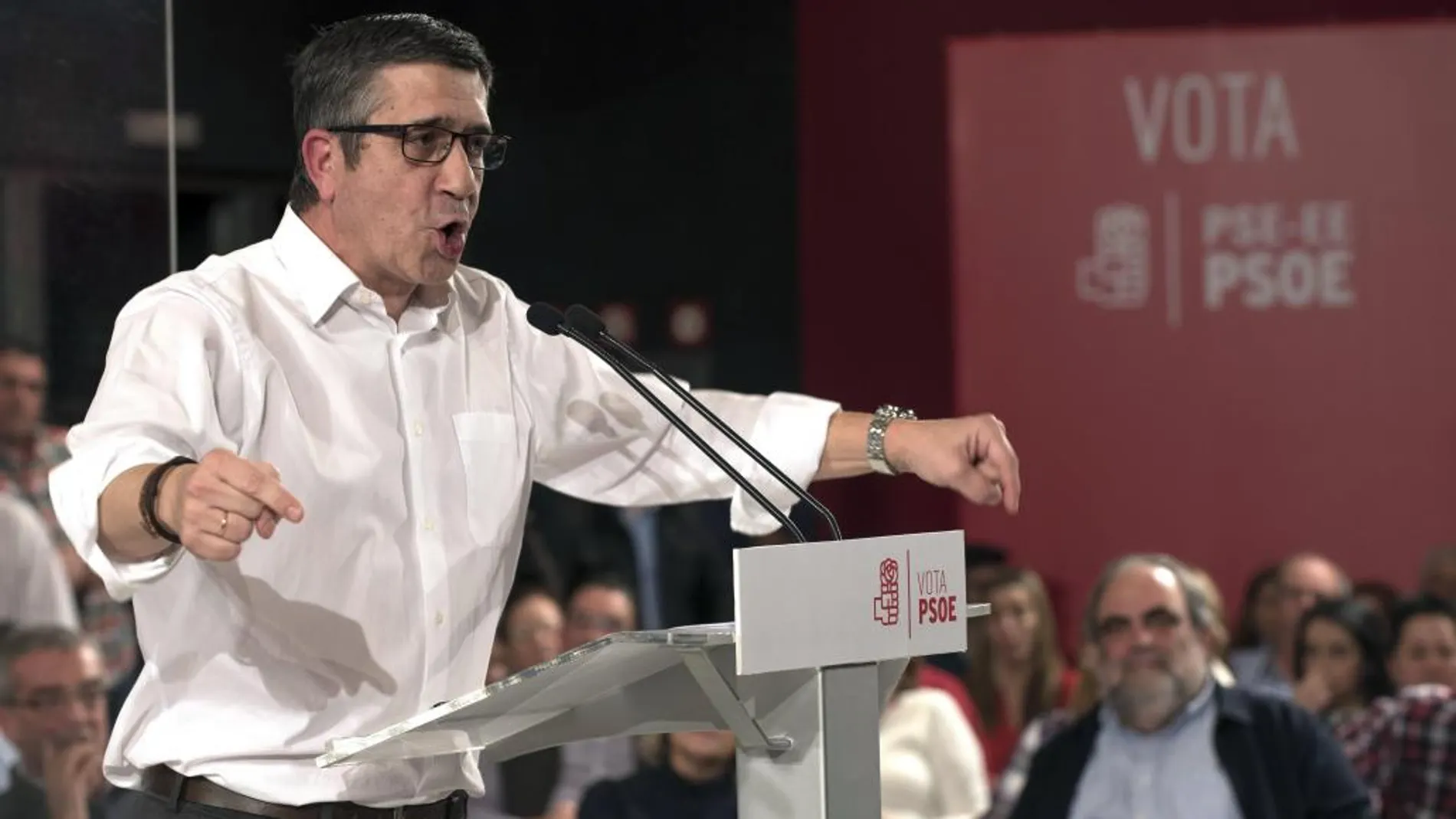 Patxi López, durante su intervención en el mitin de Pedro Sánchez, hoy en Barakaldo.