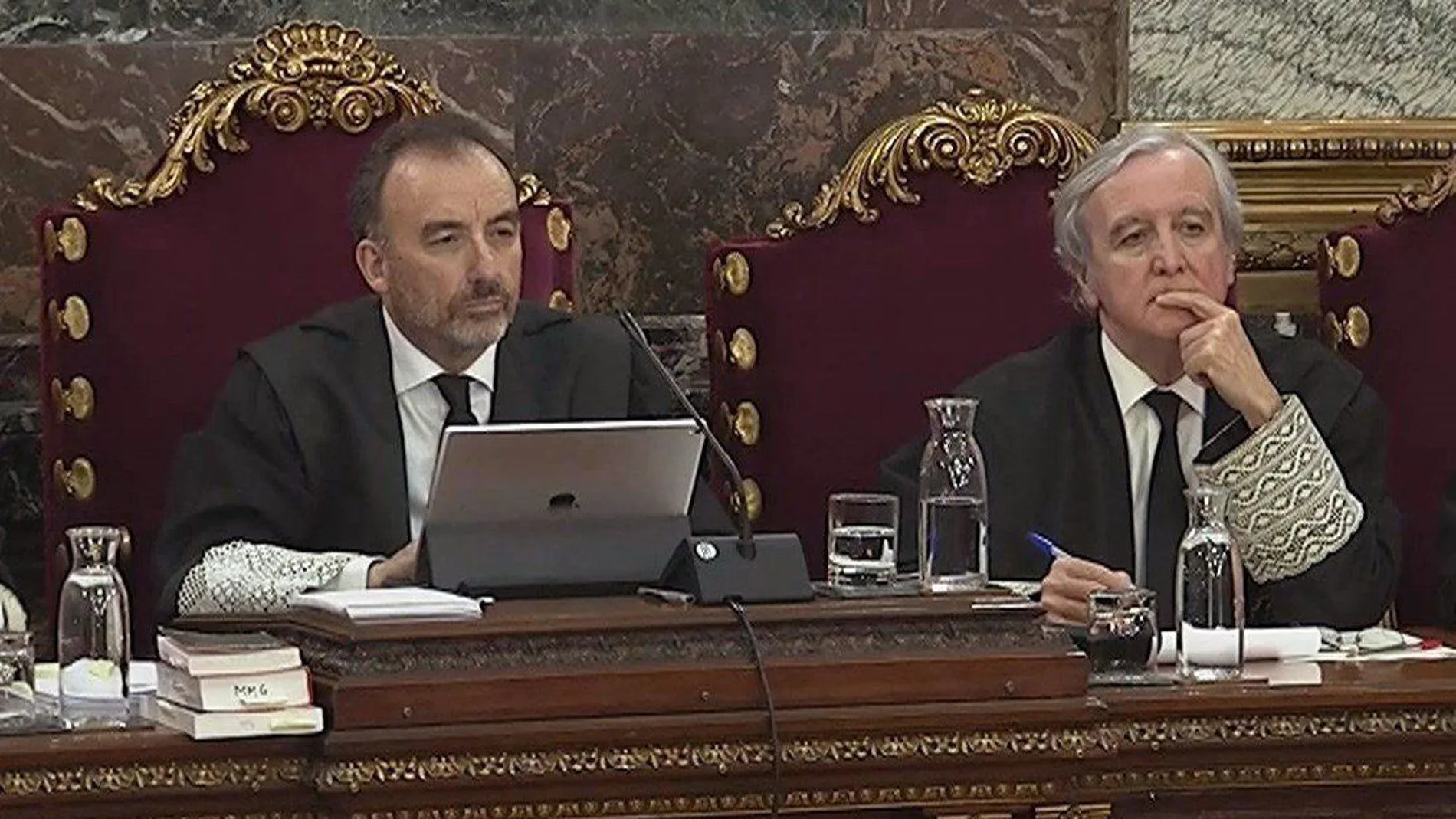 Imagen capturada de la señal institucional del Tribunal Supremo, del presidente del tribunal Manuel Marchena, junto al juez Juan Ramón Berdugo / Foto: Efe