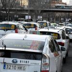 Taxis bloqueando una calle de Madrid este fin de semana. EFE/Víctor Lerena