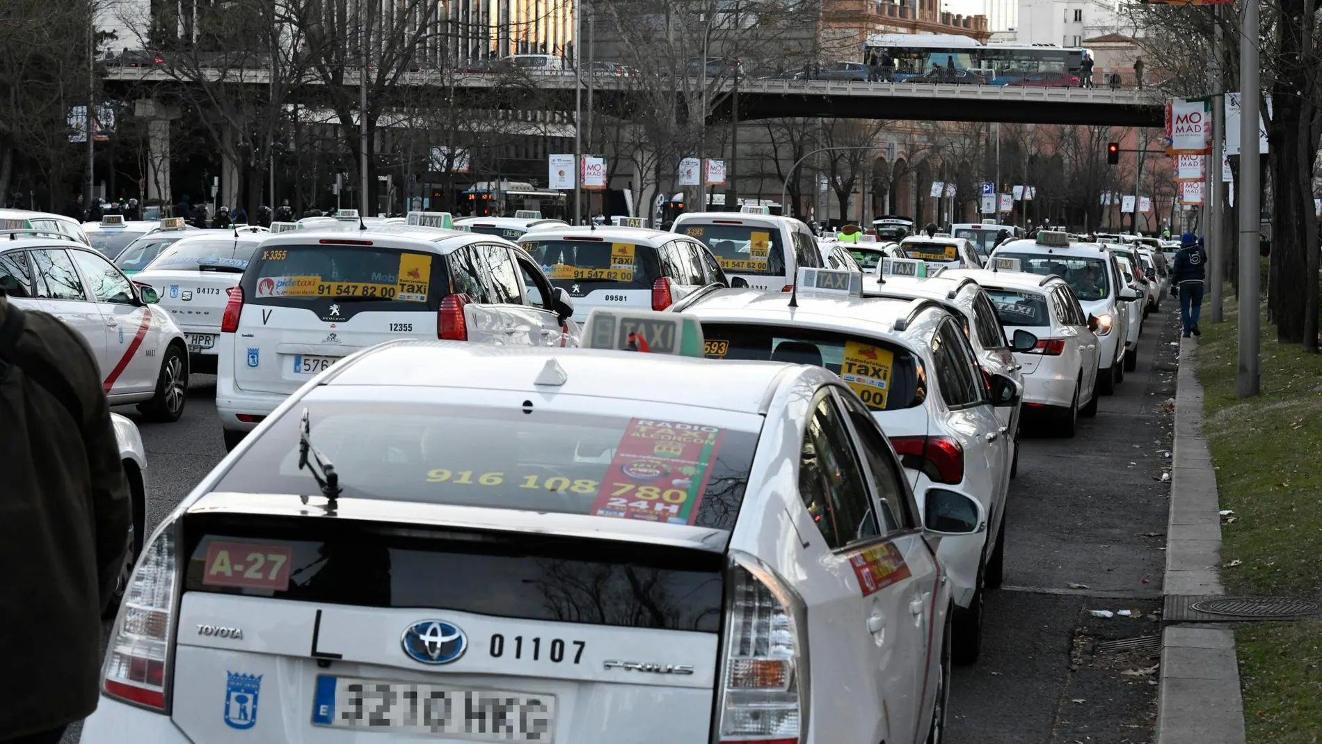 Taxis bloqueando una calle de Madrid este fin de semana. EFE/Víctor Lerena