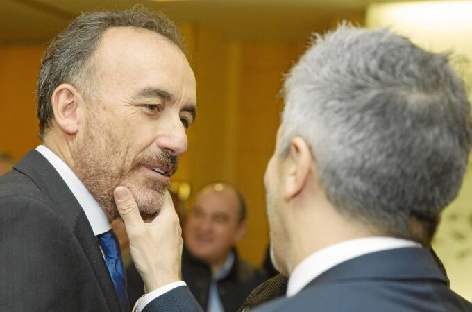 Manuel Marchena y Grande-Marlaska conversan ayer tras una conferencia del ministro del Interior en Madrid